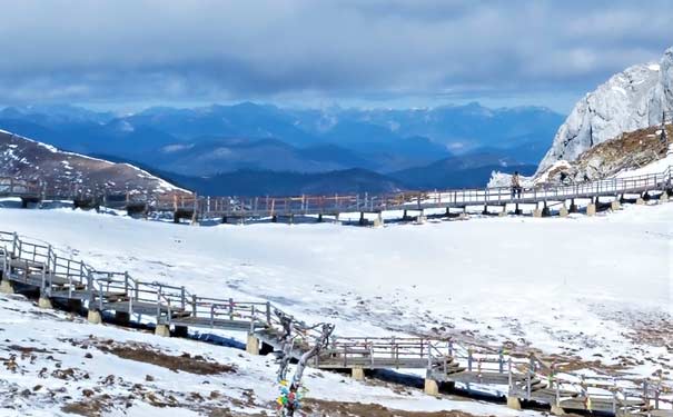 云南旅游景点：香格里拉石卡雪山