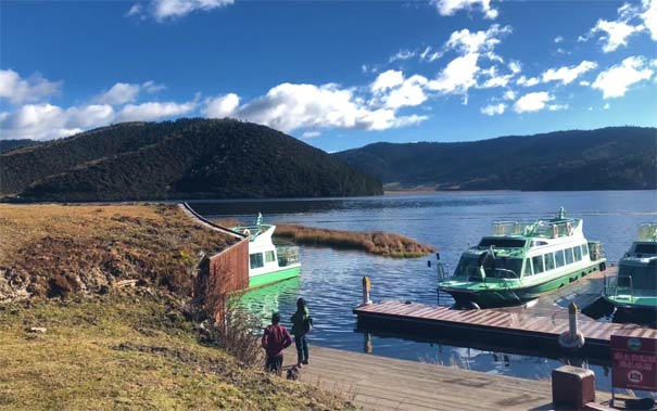 云南香格里拉旅游：属都湖码头