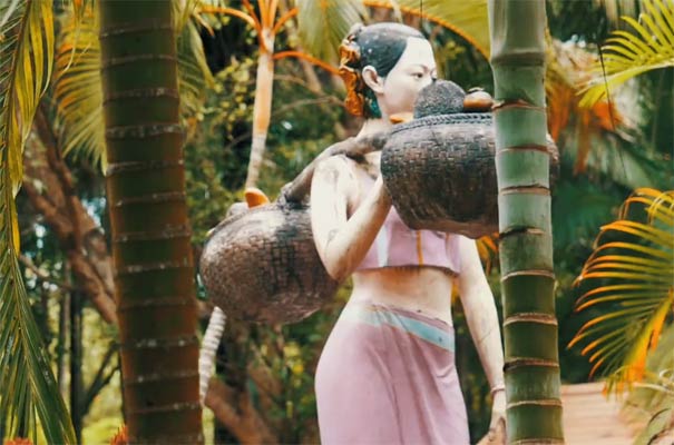 云南西双版纳旅游：西双版纳傣族园内雕塑