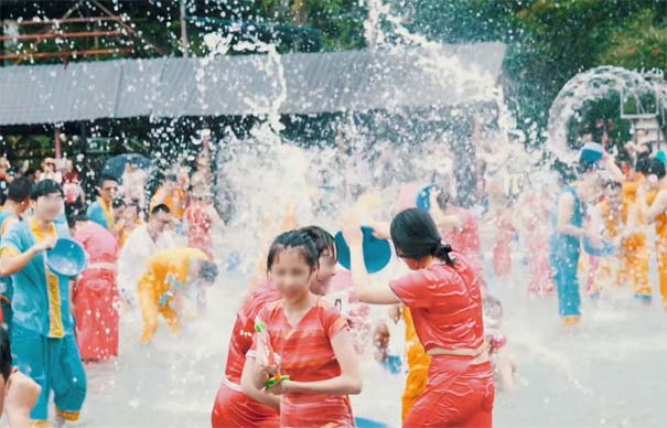 云南西双版纳旅游：西双版纳傣族园泼水节