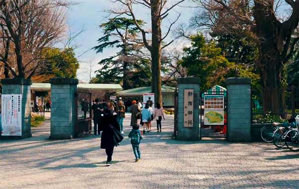 日本旅游：新宿御苑正门