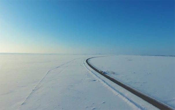 冬天旅游：新疆雪中公路
