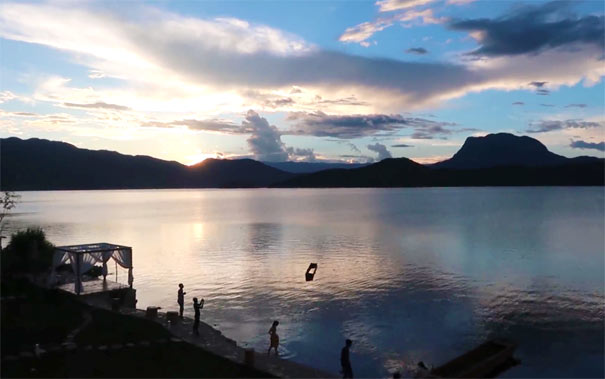 泸沽湖旅游：格姆女神山落日