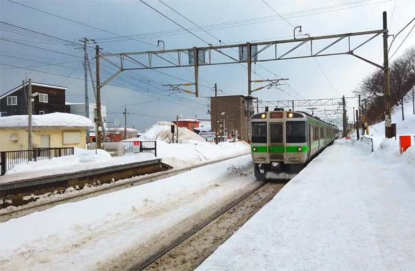 日本冬季旅游：北海道小樽朝里站雪景