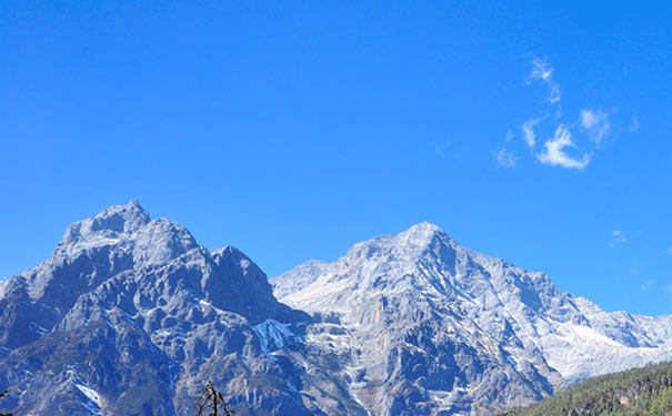 丽江旅游景点：蓝月谷欣赏玉龙雪山