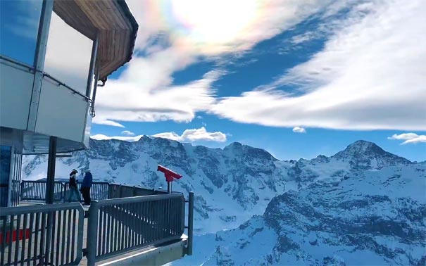 欧洲瑞士旅游：阿尔卑斯山脉雪朗峰山顶观景平台