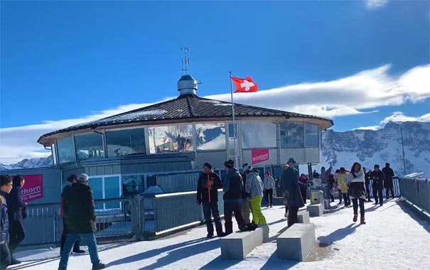 欧洲瑞士旅游：阿尔卑斯山脉雪朗峰山顶观景平台