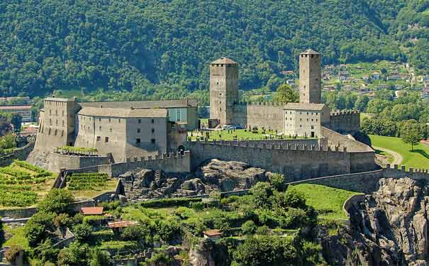 瑞士贝林佐纳(Bellinzona)大城堡