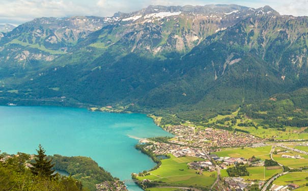欧洲旅游景点：瑞士图恩湖畔因特拉肯