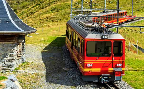 瑞士旅游：阿尔卑斯山少女峰齿轮爬山火车