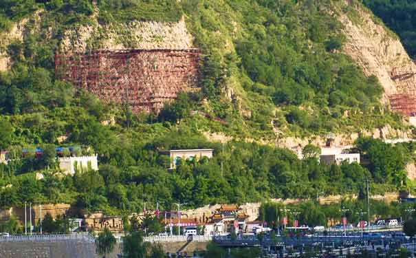 延安旅游景点：宝塔山半山腰窑洞