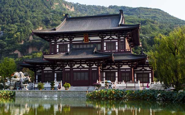 西安旅游景区：华清池(宫)长生殿与九龙湖