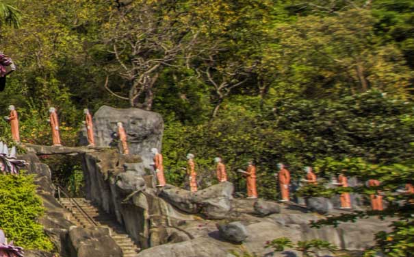 斯里兰卡旅游：丹布勒石窟寺布施僧人雕像