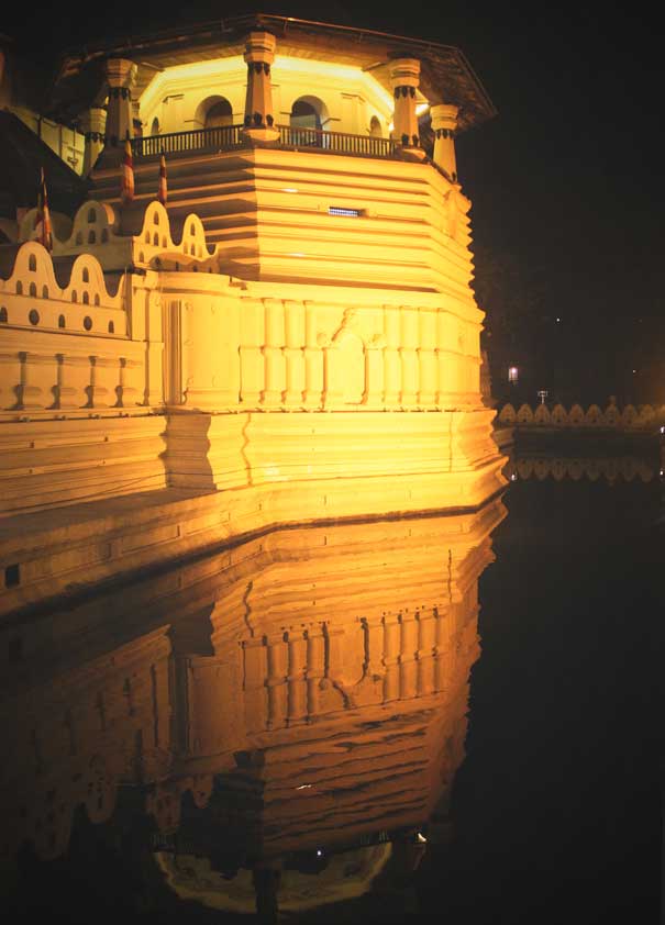 斯里兰卡旅游景点：康提佛牙寺夜景