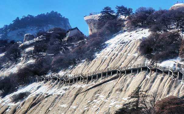 陕西旅游：冬季华山栈道雪景