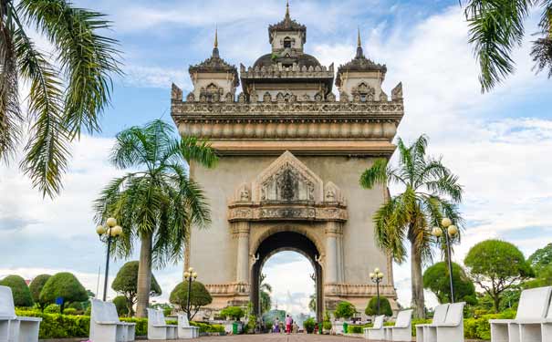 老挝旅游：万象凯旋门正面