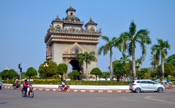 老挝旅游：万象凯旋门侧面
