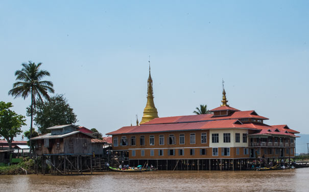 缅甸旅游：茵莱湖水上寺庙