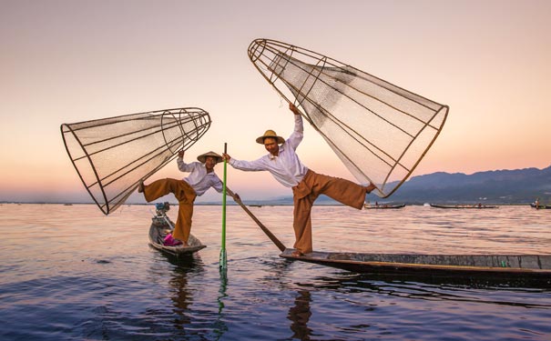 缅甸旅游：茵莱湖单脚划船渔民表演