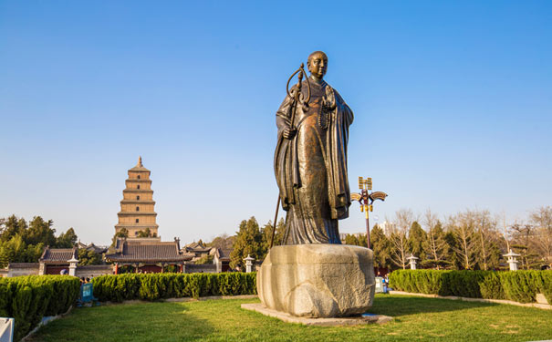 西安旅游：大雁塔与玄奘雕像