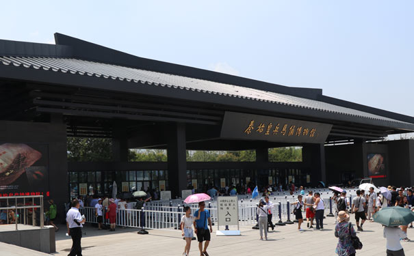 西安旅游：秦始皇兵马俑博物馆门口
