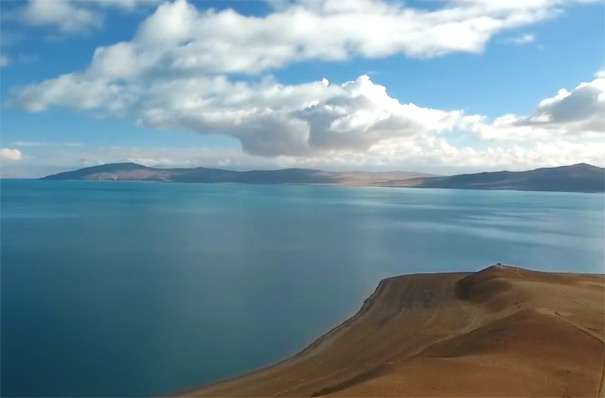 西藏旅游景区：鬼湖拉昂措
