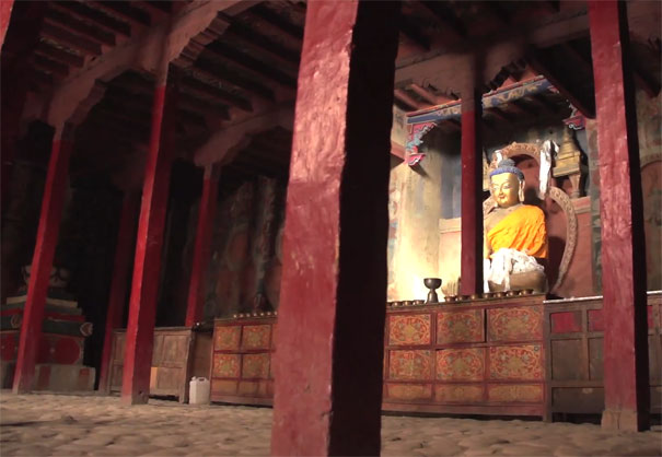 西藏旅游景点：阿里札达县托林寺鎏金佛像