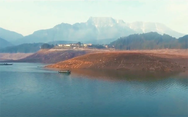 雅女湖与瓦屋山