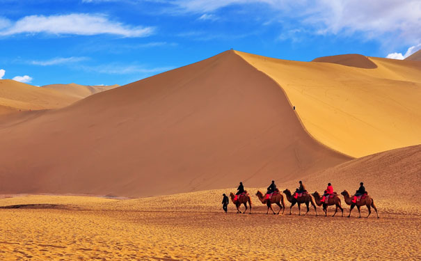 甘肃敦煌旅游：鸣沙山沙漠