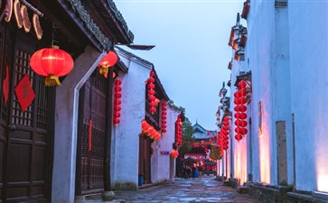 重庆夕阳红旅游专列：横店影视城梦幻谷