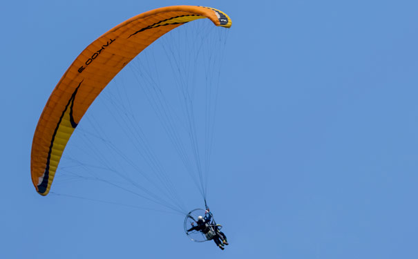 迪拜国庆旅游：动力滑翔伞