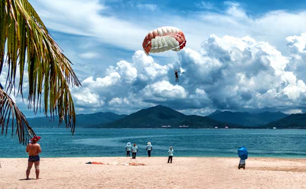 海南三亚旅游：海上运动拖拽伞