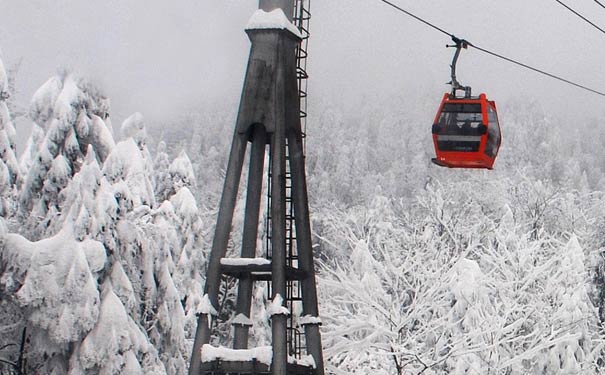 冬季旅游滑雪场：西岭雪山缆车