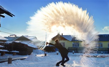 北极村泼水陈冰