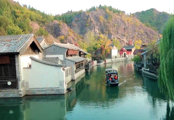 秋季北京旅游：古北水镇游船