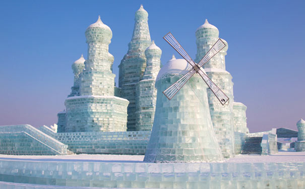 哈尔滨旅游：冰雪大世界冰雕城堡