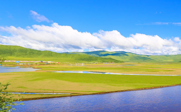 川西旅游：红原草原月亮湾