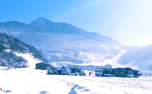 川西旅游：九鼎山太子岭滑雪场停车场