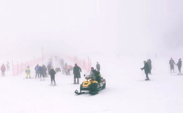 川西旅游：九鼎山太子岭滑雪场雪地摩托