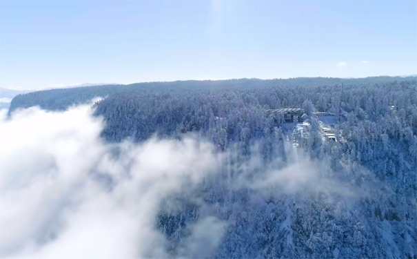 四川最美滑雪场：眉山洪雅屋瓦山滑雪场