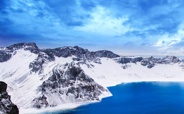 12月长白山旅游：长白山天池雪景