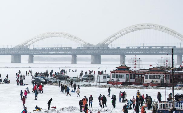 冬季哈尔滨旅游：冰冻松花江与滨江铁路桥