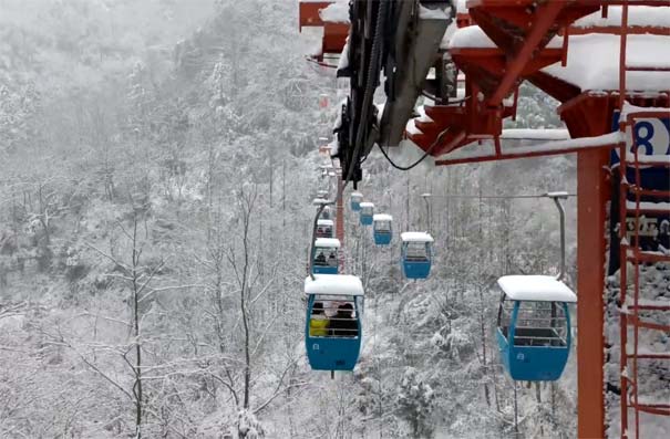 春节成都旅游：青城山索道雪景