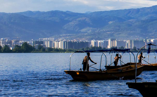 西昌旅游景点：邛海小船