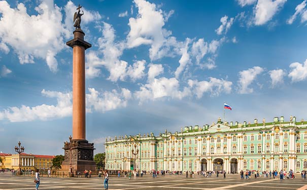 俄罗斯旅游概述：冬宫广场上的亚历山大石柱