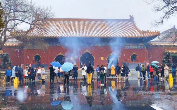 冬季北京旅游推荐：雪中雍和宫祈福