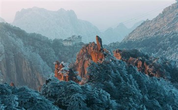 黄山旅游：飞来石雪景