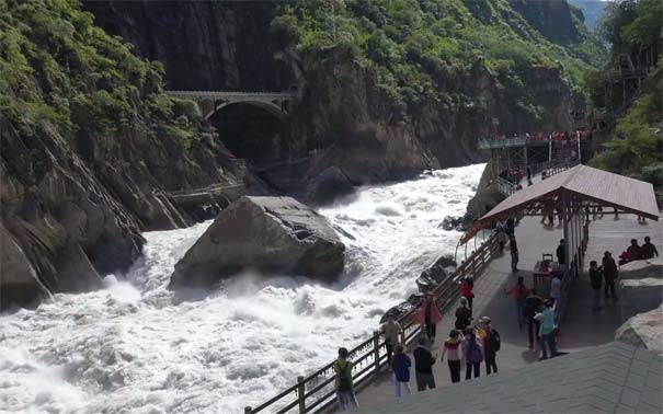 云南丽江香格里拉旅游景点：虎跳峡