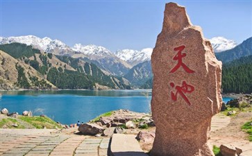 新疆旅游景点：天山天池