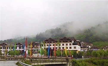 硗碛藏寨雾天